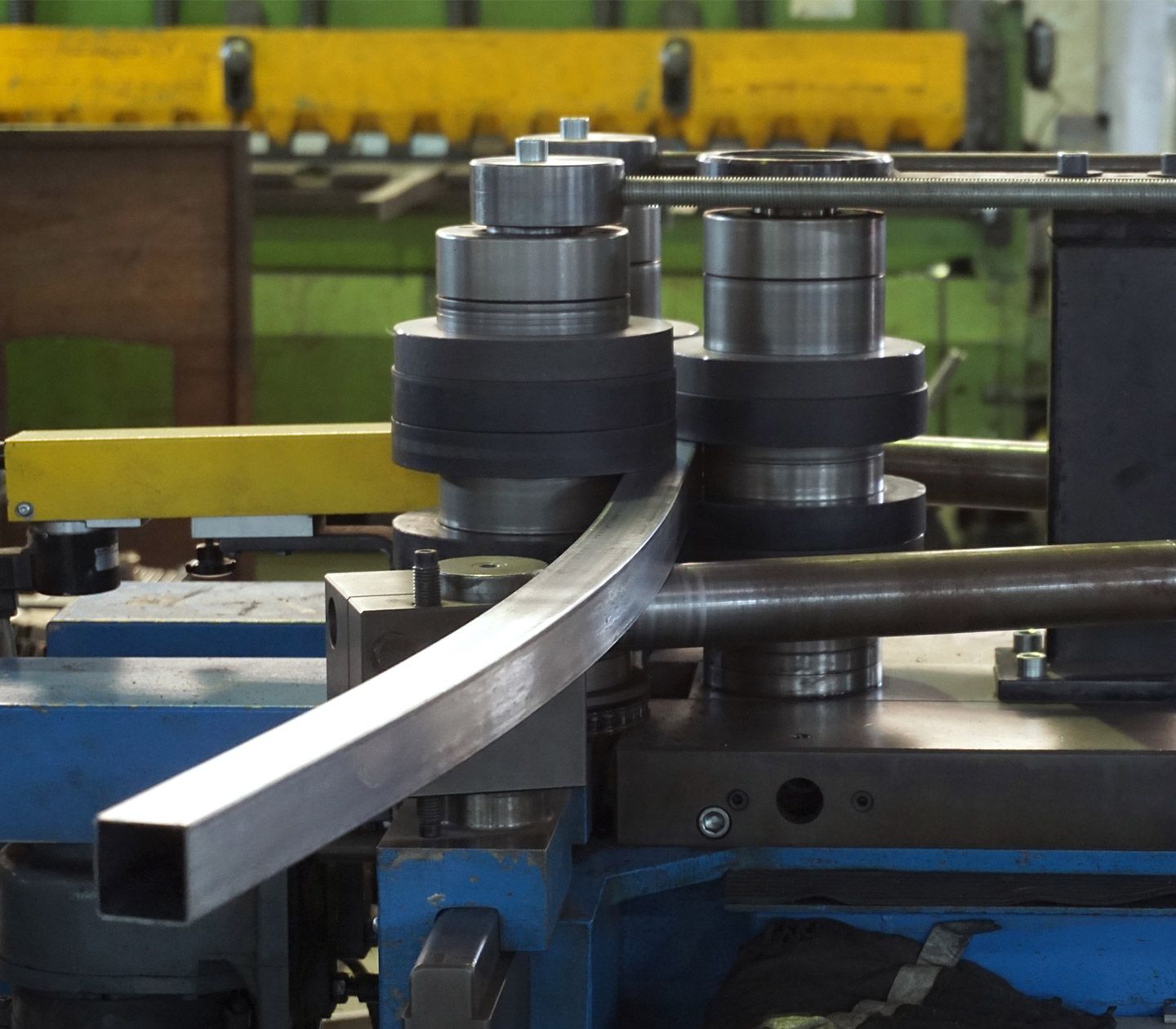 Escam&eacute;tal - Services aux professionnels - Cintrage de t&ocirc;les, tubes et profil&eacute;s en m&eacute;tal - Hauconcourt, Moselle