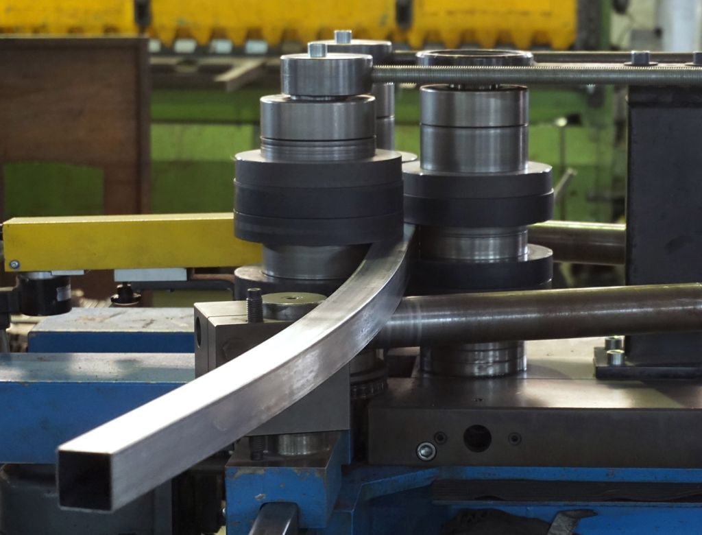 Escam&eacute;tal - Services aux professionnels - Cintrage de t&ocirc;les, tubes et profil&eacute;s en m&eacute;tal - Hauconcourt, Moselle